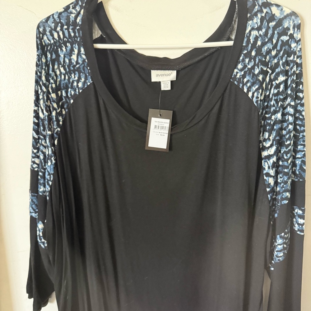 Woman’s Plus Size Longsleeve Top Tee Tunic Blue & White Design On Arm 30/32W NWT